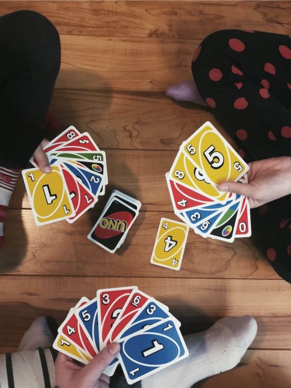 Paano iparehas ang mga card sa UNO?