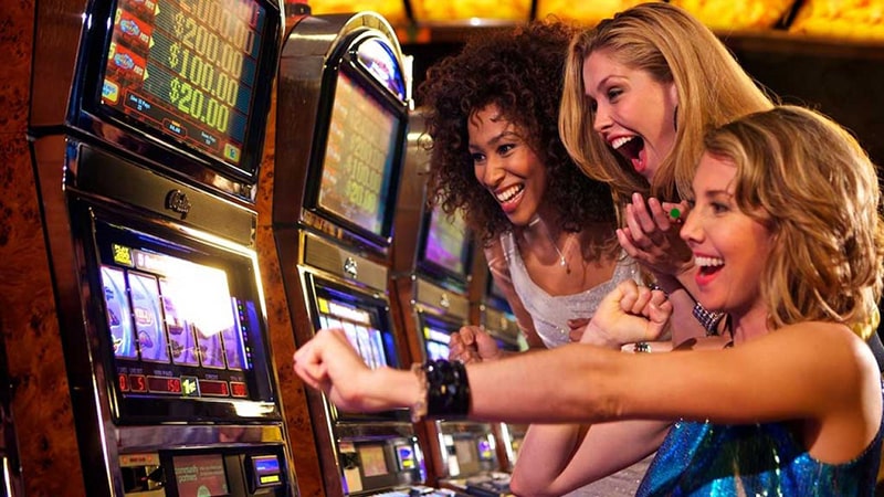 Paano mo linlangin ang isang slot machine?